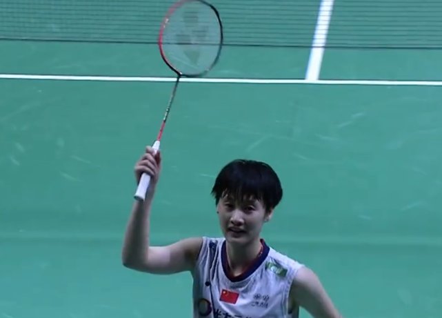 的背后却充 的背后却充